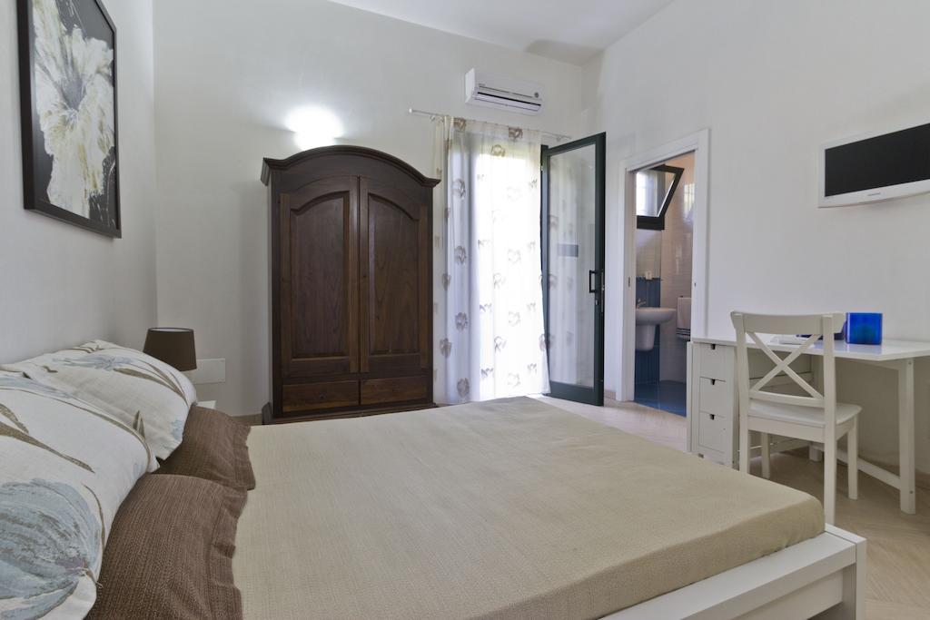 B&B Neptunia Fronte Mare Torre Specchia Ruggeri Rum bild