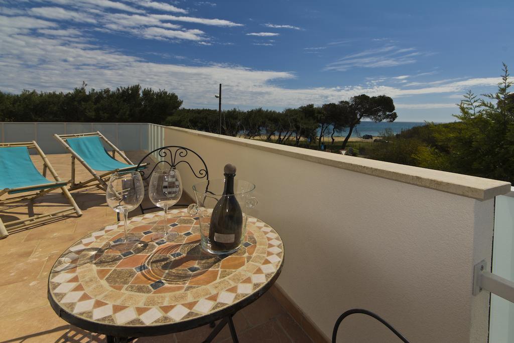 B&B Neptunia Fronte Mare Torre Specchia Ruggeri Rum bild
