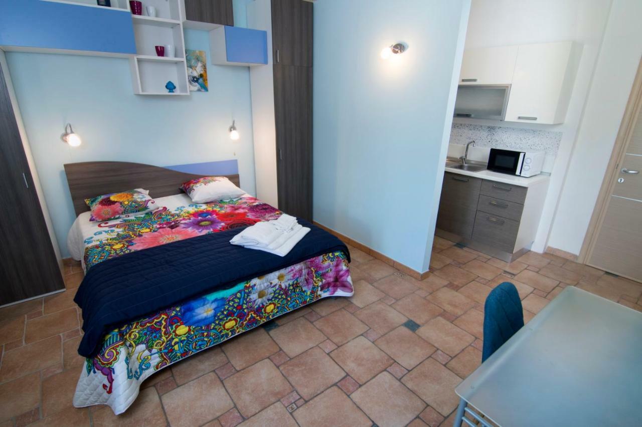B&B Neptunia Fronte Mare Torre Specchia Ruggeri Exteriör bild